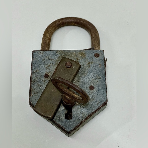 Vintage Angular Metal Heavy Duty Functional Padlock w/ Key - Picture 4 of 16